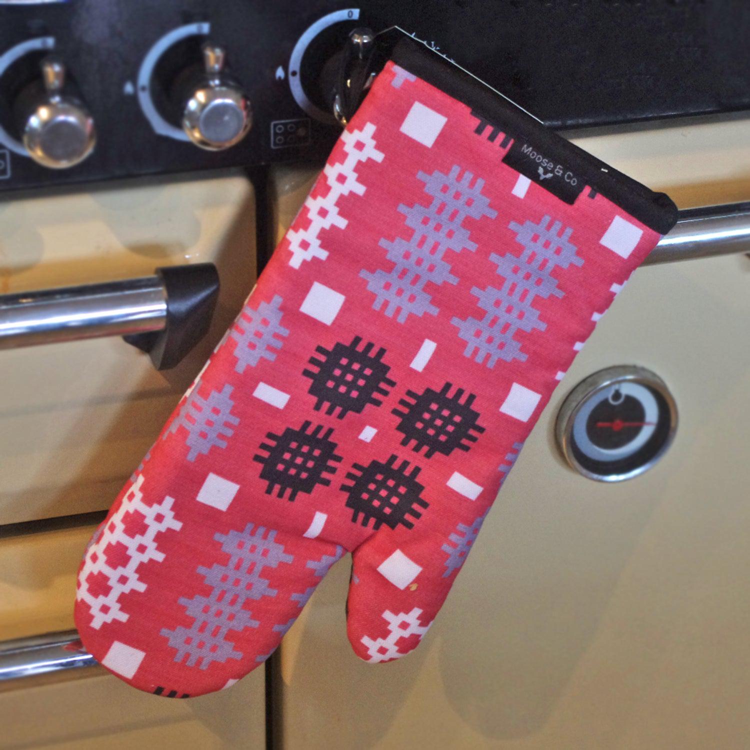 Oven Mit / Glove - Welsh Tapestry Print - Various Colours